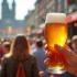 Bezoekers genieten van tripel bier op Belgisch bierfestival