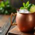 Een verfrissende Moscow Mule cocktail in een koperen mok.