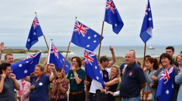 Feestvierders op Falklanddag met vlaggen