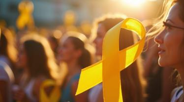 Mensen met gele lintjes die solidariteit tonen.