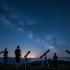 Nachtelijke sterrenhemel met telescopen