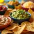 Tortilla chips met diverse dips