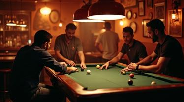 Vrienden die biljart en pool spelen in een bar